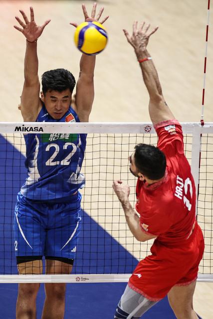 (260909) -- KITAKYUSHU, Sept. 9, 2026 (Xinhua) -- Zhang Jingyin (L) of China blocks the ball during the pool B match between Iran and China at AVC Men's Volleyball Continental Championship in Kitakyushu, Japan, Sept. 9, 2026. (Xinhua/Jia Haocheng)