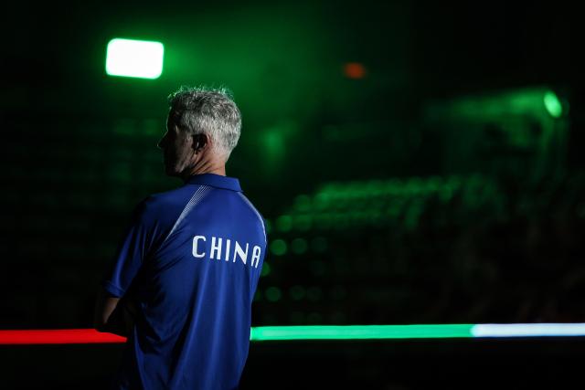 (260909) -- KITAKYUSHU, Sept. 9, 2026 (Xinhua) -- Vital Heynen, head coach of China, is seen before the pool B match between Iran and China at AVC Men's Volleyball Continental Championship in Kitakyushu, Japan, Sept. 9, 2026. (Xinhua/Jia Haocheng)