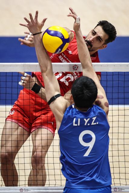 (260909) -- KITAKYUSHU, Sept. 9, 2026 (Xinhua) -- Seyed Eisa Naseri Chenari (top) of Iran spikes the ball during the pool B match between Iran and China at AVC Men's Volleyball Continental Championship in Kitakyushu, Japan, Sept. 9, 2026. (Xinhua/Jia Haocheng)