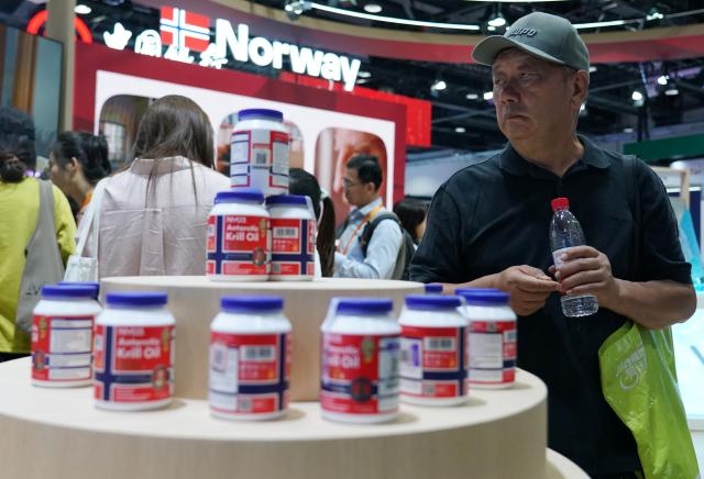 (260909) -- BEIJING, Sept. 9, 2026 (Xinhua) -- People visit the booth of Norway, the guest country of honor for the 2026 China International Fair for Trade in Services (CIFTIS), in Beijing, capital of China, Sept. 9, 2026. The 2026 CIFTIS opened Wednesday in Beijing. (Xinhua/Zhang Chenlin)