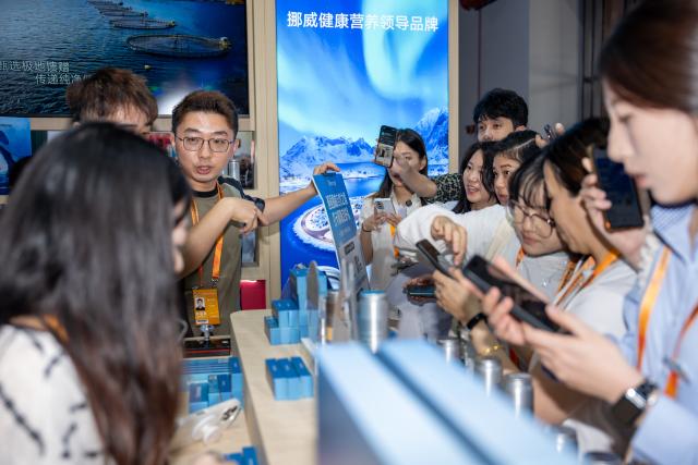 (260909) -- BEIJING, Sept. 9, 2026 (Xinhua) -- People visit the booth of Norway, the guest country of honor for the 2026 China International Fair for Trade in Services (CIFTIS), in Beijing, capital of China, Sept. 9, 2026. The 2026 CIFTIS opened Wednesday in Beijing. (Xinhua/Zhang Xiaoyu)