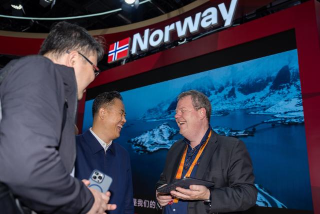 (260909) -- BEIJING, Sept. 9, 2026 (Xinhua) -- People talk at the booth of Norway, the guest country of honor for the 2026 China International Fair for Trade in Services (CIFTIS), in Beijing, capital of China, Sept. 9, 2026. The 2026 CIFTIS opened Wednesday in Beijing. (Xinhua/Zhang Xiaoyu)