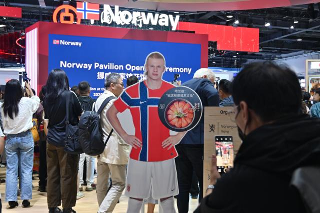 (260909) -- BEIJING, Sept. 9, 2026 (Xinhua) -- People visit the booth of Norway, the guest country of honor for the 2026 China International Fair for Trade in Services (CIFTIS), in Beijing, capital of China, Sept. 9, 2026. The 2026 CIFTIS opened Wednesday in Beijing. (Photo by Lin Qiujin/Xinhua)