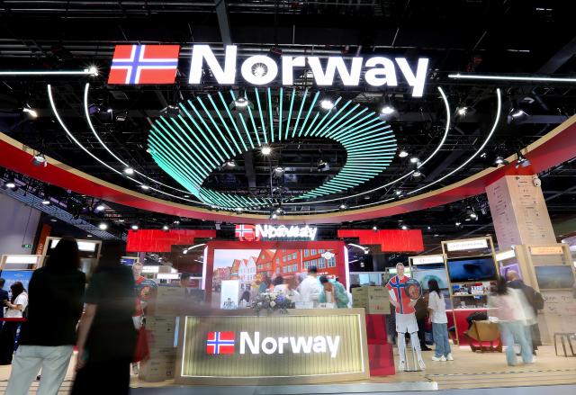 (260909) -- BEIJING, Sept. 9, 2026 (Xinhua) -- People visit the booth of Norway, the guest country of honor for the 2026 China International Fair for Trade in Services (CIFTIS), in Beijing, capital of China, Sept. 9, 2026. The 2026 CIFTIS opened Wednesday in Beijing. (Xinhua/Ma Ping)