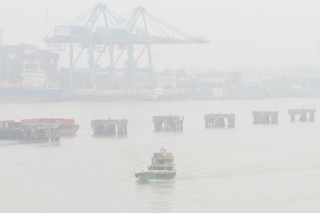 (260909) -- PALEMBANG, Sept. 9, 2026 (Xinhua) -- A ship sails amid thick haze in Palembang, South Sumatra, Indonesia, Sept. 9, 2026. (Photo by M. Hatta/Xinhua)