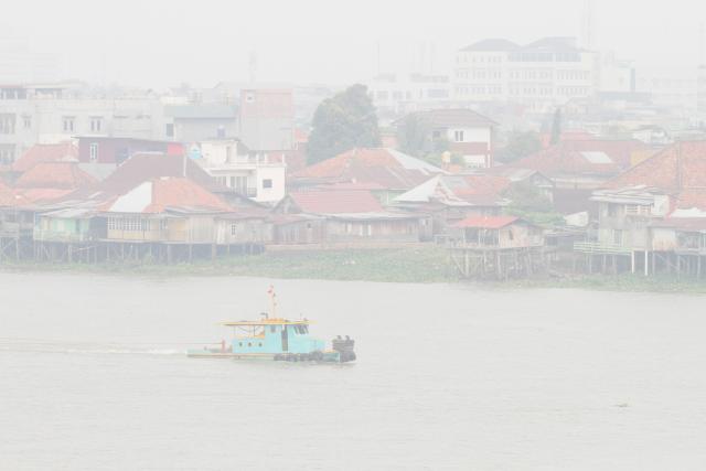 (260909) -- PALEMBANG, Sept. 9, 2026 (Xinhua) -- A ship sails amid thick haze in Palembang, South Sumatra, Indonesia, Sept. 9, 2026. (Photo by M. Hatta/Xinhua)