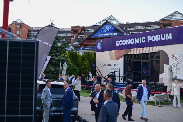 (260909) -- KARPACZ, Sept. 9, 2026 (Xinhua) -- This photo taken on Sept. 8, 2026 shows the exterior of the venue of the 35th Economic Forum in Karpacz, Poland. The 35th Economic Forum is held from Sept. 8 to 10 in Karpacz, bringing together representatives from politics, business, academia and other fields. (Photo by Aleksy Witwicki/Xinhua)