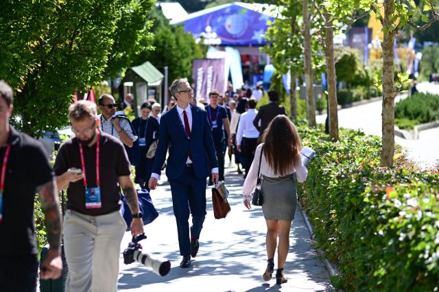 (260909) -- KARPACZ, Sept. 9, 2026 (Xinhua) -- Participants walk past an exhibition area during the 35th Economic Forum in Karpacz, Poland, on Sept. 8, 2026. The 35th Economic Forum is held from Sept. 8 to 10 in Karpacz, bringing together representatives from politics, business, academia and other fields. (Photo by Aleksy Witwicki/Xinhua)