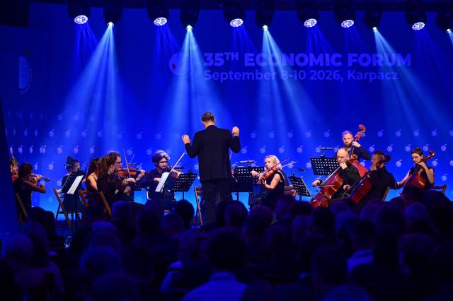 (260909) -- KARPACZ, Sept. 9, 2026 (Xinhua) -- An orchestra performs during a gala event of the 35th Economic Forum in Karpacz, Poland, on Sept. 8, 2026. The 35th Economic Forum is held from Sept. 8 to 10 in Karpacz, bringing together representatives from politics, business, academia and other fields. (Photo by Aleksy Witwicki/Xinhua)