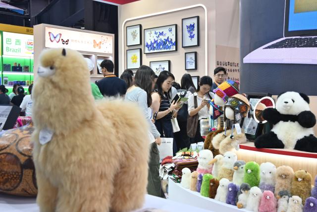 (260909) -- BEIJING, Sept. 9, 2026 (Xinhua) -- People visit the booth of Peru at the 2026 China International Fair for Trade in Services (CIFTIS), in Beijing, capital of China, Sept. 9, 2026. The 2026 CIFTIS opened Wednesday in Beijing. (Photo by Lin Qiujin/Xinhua)