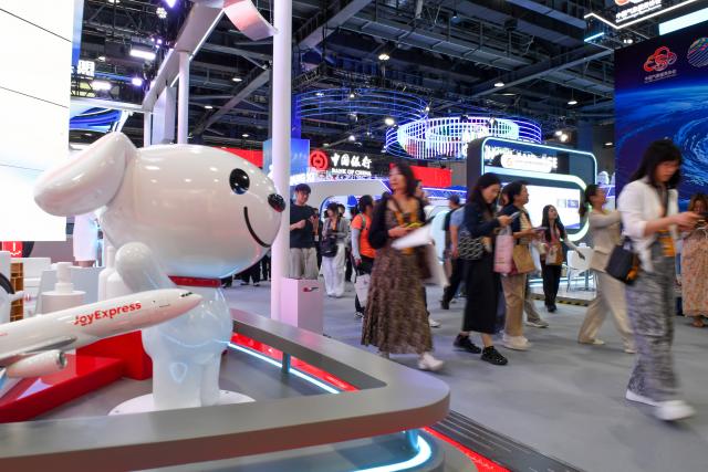 (260909) -- BEIJING, Sept. 9, 2026 (Xinhua) -- People visit the 2026 China International Fair for Trade in Services (CIFTIS), in Beijing, capital of China, Sept. 9, 2026. The 2026 CIFTIS opened Wednesday in Beijing. (Photo by Yang Yang/Xinhua)