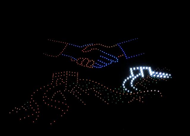 (260909) -- GABORONE, Sept. 9, 2026 (Xinhua) -- A drone formation depicts handshaking and the Great Wall during a drone light show in Gaborone, Botswana, on Sept. 8, 2026. TO GO WITH "Drone light show brightens China-Botswana people-to-people exchanges" (Xinhua/Tshekiso Tebalo)