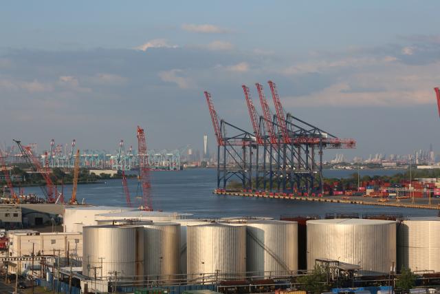(260909) -- NEW YORK, Sept. 9, 2026 (Xinhua) -- Photo taken on Aug. 24, 2026 shows oil storage tanks at New York and New Jersey Port in New York, the United States. Brent crude prices surpassed 100 U.S. dollars per barrel earlier Wednesday, fueled by conflicts in the Middle East.
Brent crude futures for November delivery reached 100.95 dollars per barrel at one point, breaching the symbolic price level for the first time since July 24. (Xinhua/Zhang Fengguo)