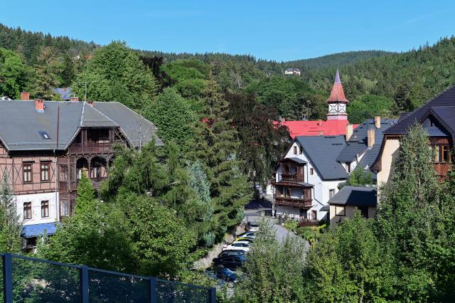(260909) -- KARPACZ, Sept. 9, 2026 (Xinhua) -- This photo taken on Sept. 8, 2026 shows a view of Karpacz, Poland. Karpacz, located in Lower Silesia in southwestern Poland, lies at the northern foot of the Karkonosze Mountains and is a well-known mountain resort town. (Photo by Aleksy Witwicki/Xinhua)