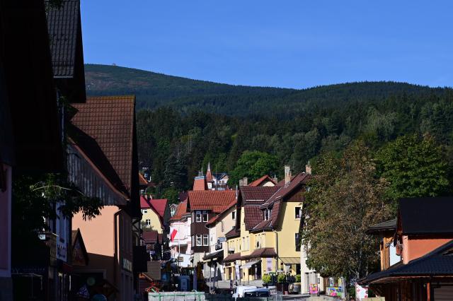 (260909) -- KARPACZ, Sept. 9, 2026 (Xinhua) -- This photo taken on Sept. 8, 2026 shows a view of Karpacz, Poland. Karpacz, located in Lower Silesia in southwestern Poland, lies at the northern foot of the Karkonosze Mountains and is a well-known mountain resort town. (Photo by Aleksy Witwicki/Xinhua)