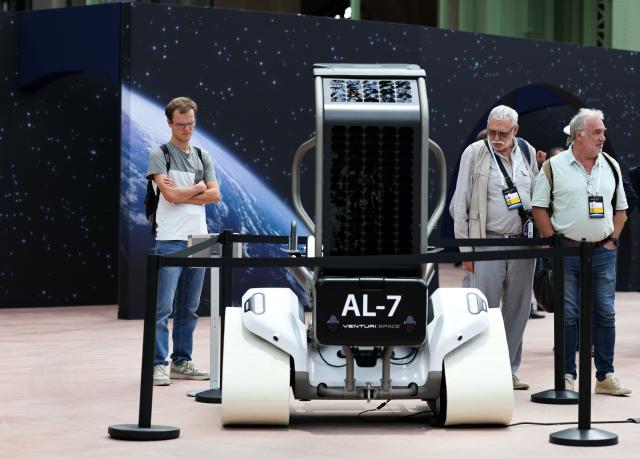 (260909) -- PARIS, Sept. 9, 2026 (Xinhua) -- Visitors check an exhibit during the International Space Summit at the Grand Palais in Paris, France, Sept. 9, 2026. The first International Space Summit opened Wednesday in Paris, bringing together heads of state and government, scientists, astronauts and industry representatives. (Xinhua/Wu Huiwo)