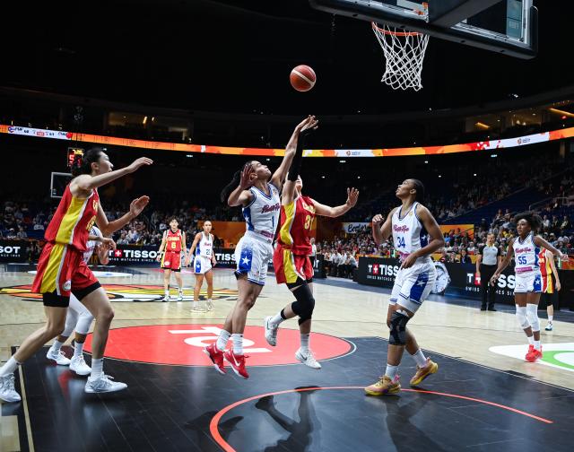 (260910) -- BERLIN, Sept. 10, 2026 (Xinhua) -- Jia Saiqi (3rd R) of China goes for a layup during the qualification to quarter-finals match between China and Puerto Rico at the FIBA Women's Basketball World Cup 2026 in Berlin, Germany, Sept. 9, 2026. (Xinhua/Zhang Haofu)