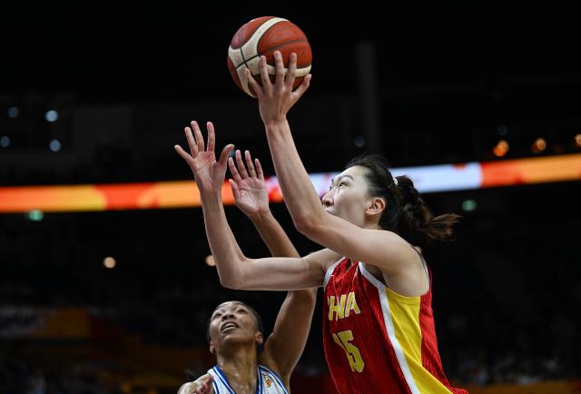 (260910) -- BERLIN, Sept. 10, 2026 (Xinhua) -- Han Xu (R) of China goes for a layup during the qualification to quarter-finals match between China and Puerto Rico at the FIBA Women's Basketball World Cup 2026 in Berlin, Germany, Sept. 9, 2026. (Xinhua/Zhang Haofu)