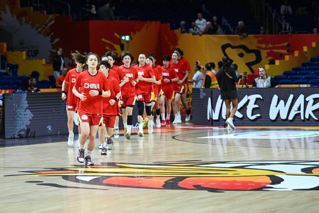(260910) -- BERLIN, Sept. 10, 2026 (Xinhua) -- Players of China arrive to warm up before the qualification to quarter-finals match between China and Puerto Rico at the FIBA Women's Basketball World Cup 2026 in Berlin, Germany, Sept. 9, 2026. (Xinhua/Zhang Haofu)