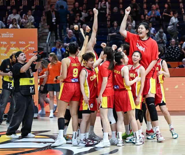 (260910) -- BERLIN, Sept. 10, 2026 (Xinhua) -- Players of China celebrate victory after the qualification to quarter-finals match between China and Puerto Rico at the FIBA Women's Basketball World Cup 2026 in Berlin, Germany, Sept. 9, 2026. (Xinhua/Zhang Haofu)