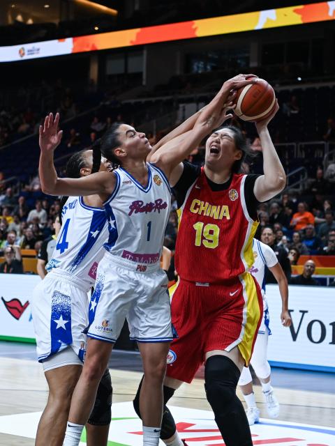(260910) -- BERLIN, Sept. 10, 2026 (Xinhua) -- Zhang Ziyu (R) of China vies with Tayra Melendez (C) and Imani McGee-Stafford of Puerto Rico during the qualification to quarter-finals match between China and Puerto Rico at the FIBA Women's Basketball World Cup 2026 in Berlin, Germany, Sept. 9, 2026. (Xinhua/Zhang Haofu)
