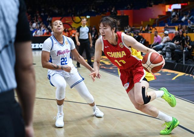 (260910) -- BERLIN, Sept. 10, 2026 (Xinhua) -- Luo Xinyu (R) of China vies with Arella Guirantes of Puerto Rico during the qualification to quarter-finals match between China and Puerto Rico at the FIBA Women's Basketball World Cup 2026 in Berlin, Germany, Sept. 9, 2026. (Xinhua/Zhang Haofu)