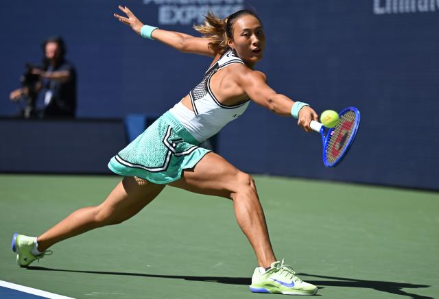 (260910) -- NEW YORK, Sept. 10, 2026 (Xinhua) -- Zheng Qinwen hits a return during the women's singles quarterfinal between Elena Rybakina of Kazakhstan and Zheng Qinwen of China at the 2026 US Open tennis championships in New York, the United States, Sept. 9, 2026. (Xinhua/Li Rui)