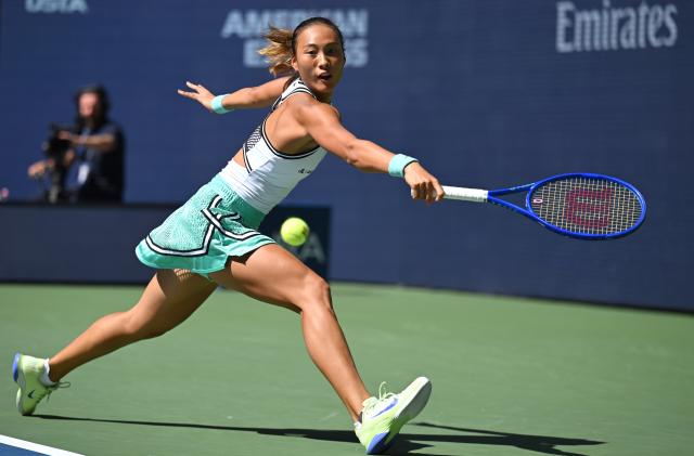 (260910) -- NEW YORK, Sept. 10, 2026 (Xinhua) -- Zheng Qinwen hits a return during the women's singles quarterfinal between Elena Rybakina of Kazakhstan and Zheng Qinwen of China at the 2026 US Open tennis championships in New York, the United States, Sept. 9, 2026. (Xinhua/Li Rui)