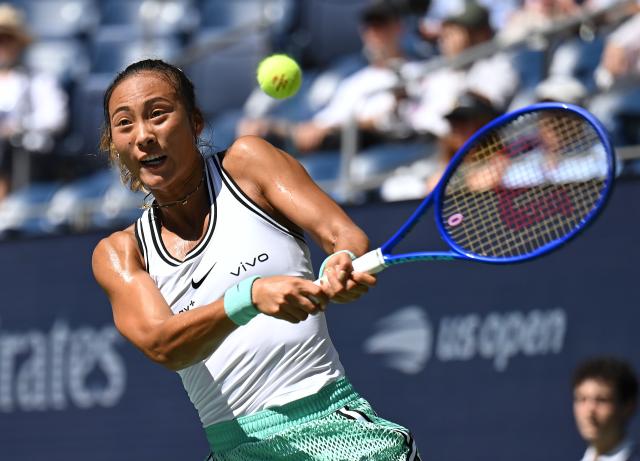 (260910) -- NEW YORK, Sept. 10, 2026 (Xinhua) -- Zheng Qinwen hits a return during the women's singles quarterfinal between Elena Rybakina of Kazakhstan and Zheng Qinwen of China at the 2026 US Open tennis championships in New York, the United States, Sept. 9, 2026. (Xinhua/Li Rui)