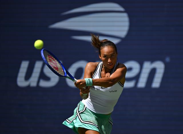(260910) -- NEW YORK, Sept. 10, 2026 (Xinhua) -- Zheng Qinwen hits a return during the women's singles quarterfinal between Elena Rybakina of Kazakhstan and Zheng Qinwen of China at the 2026 US Open tennis championships in New York, the United States, Sept. 9, 2026. (Xinhua/Li Rui)
