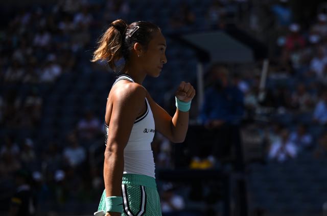 (260910) -- NEW YORK, Sept. 10, 2026 (Xinhua) -- Zheng Qinwen reacts during the women's singles quarterfinal between Elena Rybakina of Kazakhstan and Zheng Qinwen of China at the 2026 US Open tennis championships in New York, the United States, Sept. 9, 2026. (Xinhua/Li Rui)