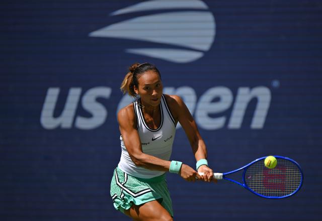 (260910) -- NEW YORK, Sept. 10, 2026 (Xinhua) -- Zheng Qinwen hits a return during the women's singles quarterfinal between Elena Rybakina of Kazakhstan and Zheng Qinwen of China at the 2026 US Open tennis championships in New York, the United States, Sept. 9, 2026. (Xinhua/Li Rui)