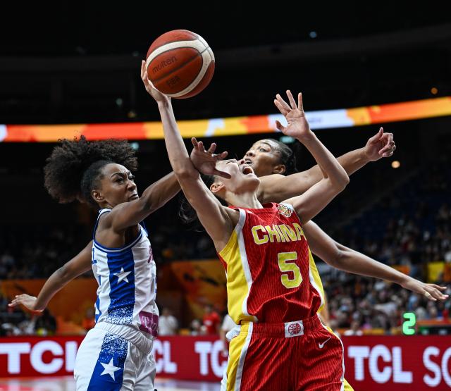 (260910) -- BERLIN, Sept. 10, 2026 (Xinhua) -- Wang Siyu (C) of China goes for a layup during the qualification to quarter-finals match between China and Puerto Rico at the FIBA Women's Basketball World Cup 2026 in Berlin, Germany, Sept. 9, 2026. (Xinhua/Zhang Haofu)