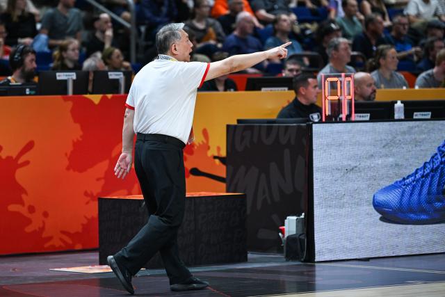 (260910) -- BERLIN, Sept. 10, 2026 (Xinhua) -- China's head coach Gong Luming reacts during the qualification to quarter-finals match between China and Puerto Rico at the FIBA Women's Basketball World Cup 2026 in Berlin, Germany, Sept. 9, 2026. (Xinhua/Zhang Haofu)