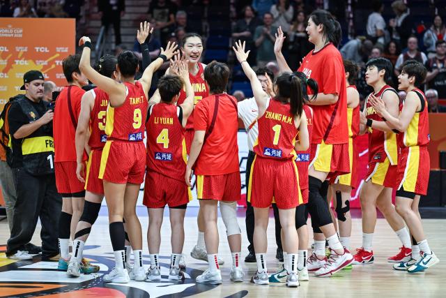 (260910) -- BERLIN, Sept. 10, 2026 (Xinhua) -- Players of China celebrate Han Xu (rear) being named Player of the Game after the qualification to quarter-finals match between China and Puerto Rico at the FIBA Women's Basketball World Cup 2026 in Berlin, Germany, Sept. 9, 2026. (Xinhua/Zhang Haofu)