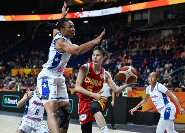(260910) -- BERLIN, Sept. 10, 2026 (Xinhua) -- Wang Siyu (2nd R) of China breaks through during the qualification to quarter-finals match between China and Puerto Rico at the FIBA Women's Basketball World Cup 2026 in Berlin, Germany, Sept. 9, 2026. (Xinhua/Zhang Haofu)