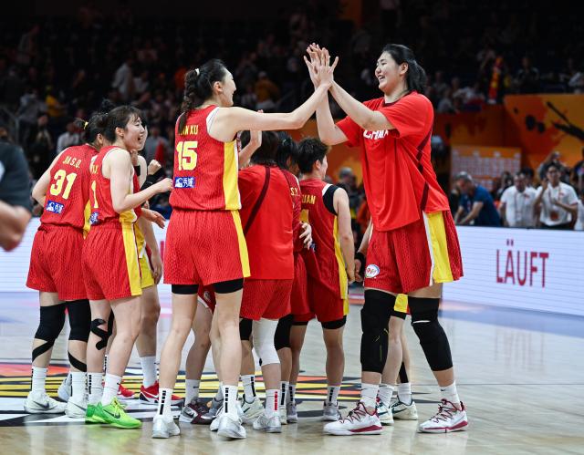 (260910) -- BERLIN, Sept. 10, 2026 (Xinhua) -- Players of China celebrate victory after the qualification to quarter-finals match between China and Puerto Rico at the FIBA Women's Basketball World Cup 2026 in Berlin, Germany, Sept. 9, 2026. (Xinhua/Zhang Haofu)