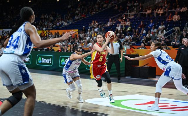 (260910) -- BERLIN, Sept. 10, 2026 (Xinhua) -- Wang Siyu (2nd R) of China breaks through during the qualification to quarter-finals match between China and Puerto Rico at the FIBA Women's Basketball World Cup 2026 in Berlin, Germany, Sept. 9, 2026. (Xinhua/Zhang Haofu)