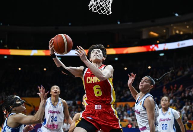 (260910) -- BERLIN, Sept. 10, 2026 (Xinhua) -- Yang Shuyu (C) of China goes for a layup during the qualification to quarter-finals match between China and Puerto Rico at the FIBA Women's Basketball World Cup 2026 in Berlin, Germany, Sept. 9, 2026. (Xinhua/Zhang Haofu)