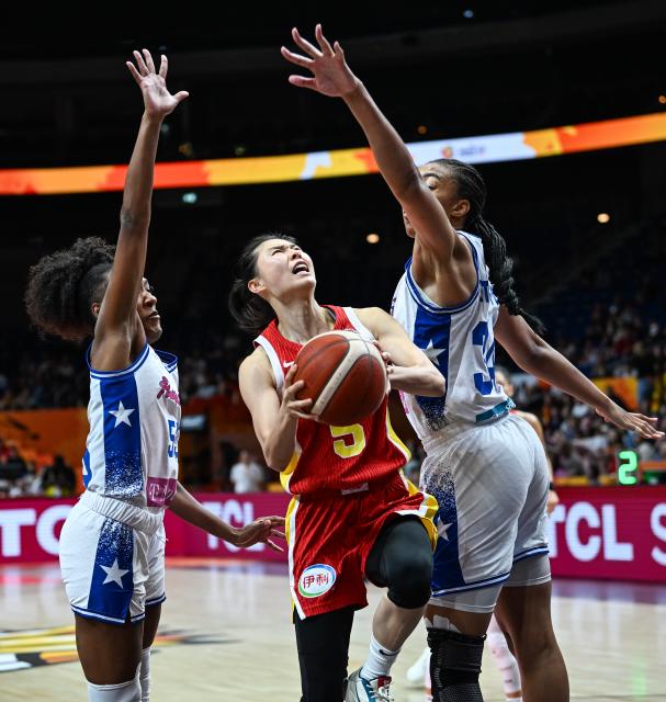 (260910) -- BERLIN, Sept. 10, 2026 (Xinhua) -- Wang Siyu (C) of China goes for a layup during the qualification to quarter-finals match between China and Puerto Rico at the FIBA Women's Basketball World Cup 2026 in Berlin, Germany, Sept. 9, 2026. (Xinhua/Zhang Haofu)