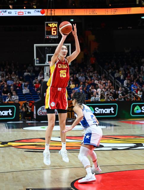 (260910) -- BERLIN, Sept. 10, 2026 (Xinhua) -- Han Xu (L) of China shoots during the qualification to quarter-finals match between China and Puerto Rico at the FIBA Women's Basketball World Cup 2026 in Berlin, Germany, Sept. 9, 2026. (Xinhua/Zhang Haofu)