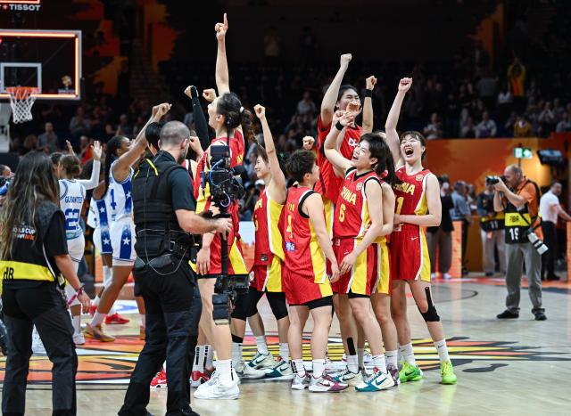 (260910) -- BERLIN, Sept. 10, 2026 (Xinhua) -- Players of China celebrate victory after the qualification to quarter-finals match between China and Puerto Rico at the FIBA Women's Basketball World Cup 2026 in Berlin, Germany, Sept. 9, 2026. (Xinhua/Zhang Haofu)