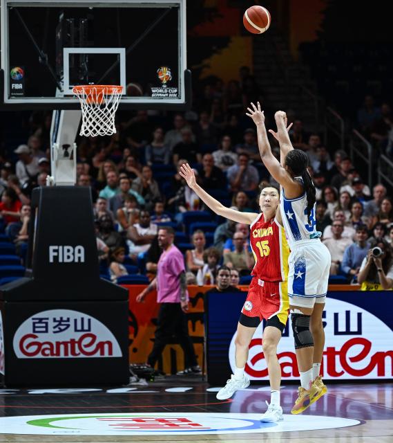 (260910) -- BERLIN, Sept. 10, 2026 (Xinhua) -- Imani McGee-Stafford (R) of Puerto Rico shoots against Han Xu of China during the qualification to quarter-finals match between China and Puerto Rico at the FIBA Women's Basketball World Cup 2026 in Berlin, Germany, Sept. 9, 2026. (Xinhua/Zhang Haofu)