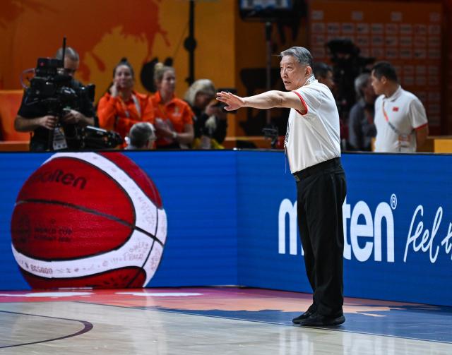 (260910) -- BERLIN, Sept. 10, 2026 (Xinhua) -- China's head coach Gong Luming reacts during the qualification to quarter-finals match between China and Puerto Rico at the FIBA Women's Basketball World Cup 2026 in Berlin, Germany, Sept. 9, 2026. (Xinhua/Zhang Haofu)