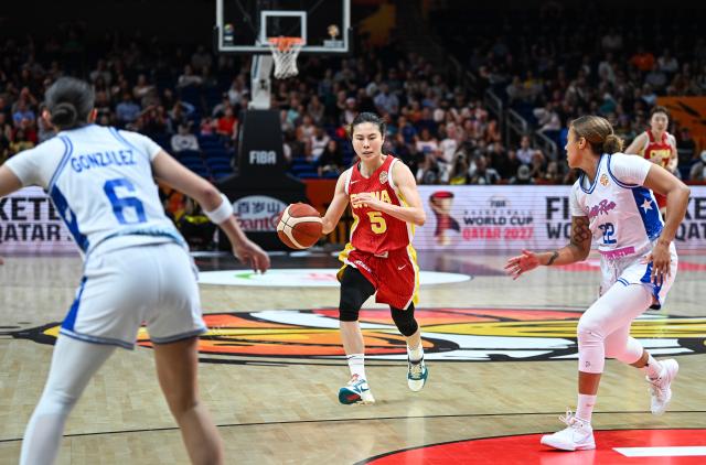 (260910) -- BERLIN, Sept. 10, 2026 (Xinhua) -- Wang Siyu (C) of China breaks through during the qualification to quarter-finals match between China and Puerto Rico at the FIBA Women's Basketball World Cup 2026 in Berlin, Germany, Sept. 9, 2026. (Xinhua/Zhang Haofu)