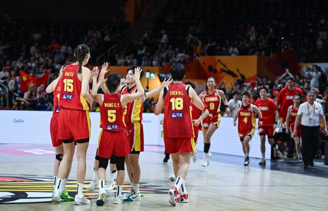 (260910) -- BERLIN, Sept. 10, 2026 (Xinhua) -- Players of China celebrate victory after the qualification to quarter-finals match between China and Puerto Rico at the FIBA Women's Basketball World Cup 2026 in Berlin, Germany, Sept. 9, 2026. (Xinhua/Zhang Haofu)