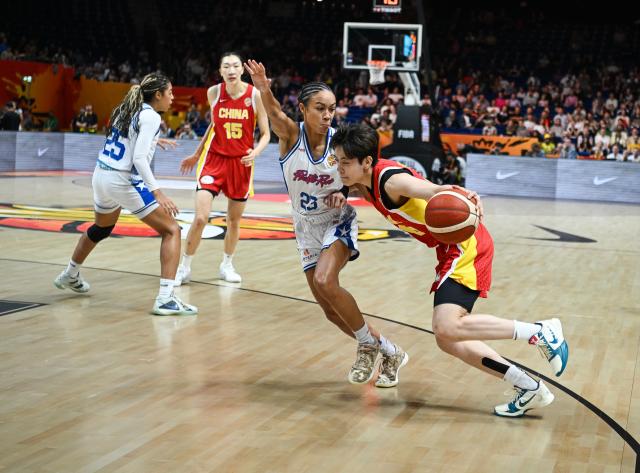 (260910) -- BERLIN, Sept. 10, 2026 (Xinhua) -- Yang Shuyu (1st R) of China vies with Trinity San Antonio of Puerto Rico during the qualification to quarter-finals match between China and Puerto Rico at the FIBA Women's Basketball World Cup 2026 in Berlin, Germany, Sept. 9, 2026. (Xinhua/Zhang Haofu)