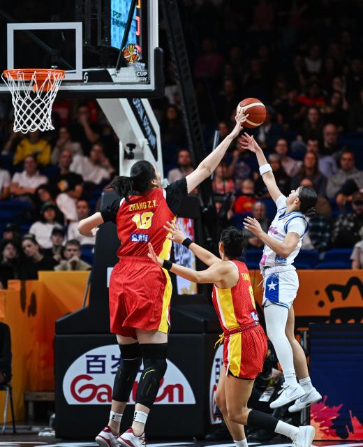 (260910) -- BERLIN, Sept. 10, 2026 (Xinhua) -- Zhang Ziyu (L) of China blocks Zaida Gonzalez (R) of Puerto Rico during the qualification to quarter-finals match between China and Puerto Rico at the FIBA Women's Basketball World Cup 2026 in Berlin, Germany, Sept. 9, 2026. (Xinhua/Zhang Haofu)