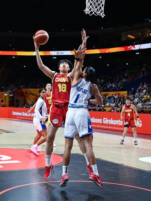 (260910) -- BERLIN, Sept. 10, 2026 (Xinhua) -- Chen Mingling (L, front) of China goes for a layup during the qualification to quarter-finals match between China and Puerto Rico at the FIBA Women's Basketball World Cup 2026 in Berlin, Germany, Sept. 9, 2026. (Xinhua/Zhang Haofu)