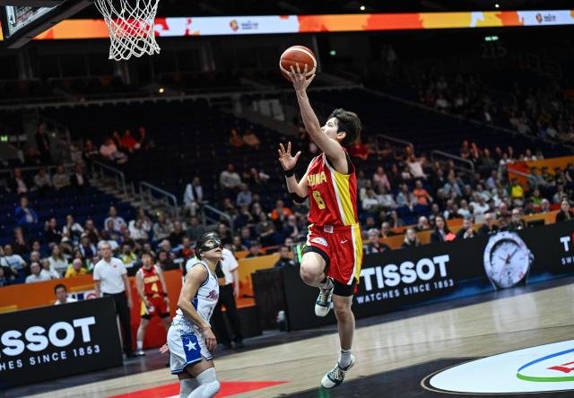 (260910) -- BERLIN, Sept. 10, 2026 (Xinhua) -- Yang Shuyu (R) of China goes for a layup during the qualification to quarter-finals match between China and Puerto Rico at the FIBA Women's Basketball World Cup 2026 in Berlin, Germany, Sept. 9, 2026. (Xinhua/Zhang Haofu)